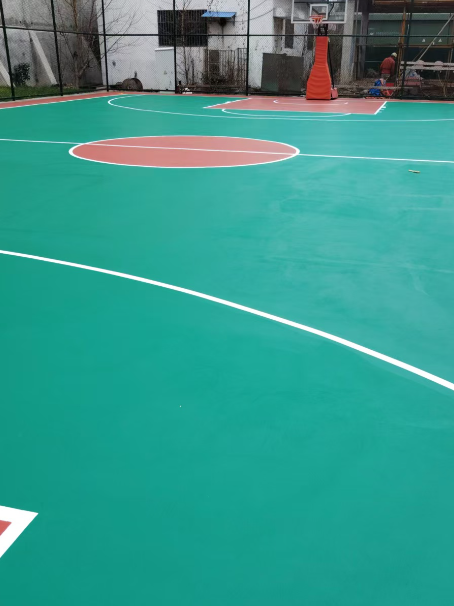 潘集 球场长期使用易出现地面开裂